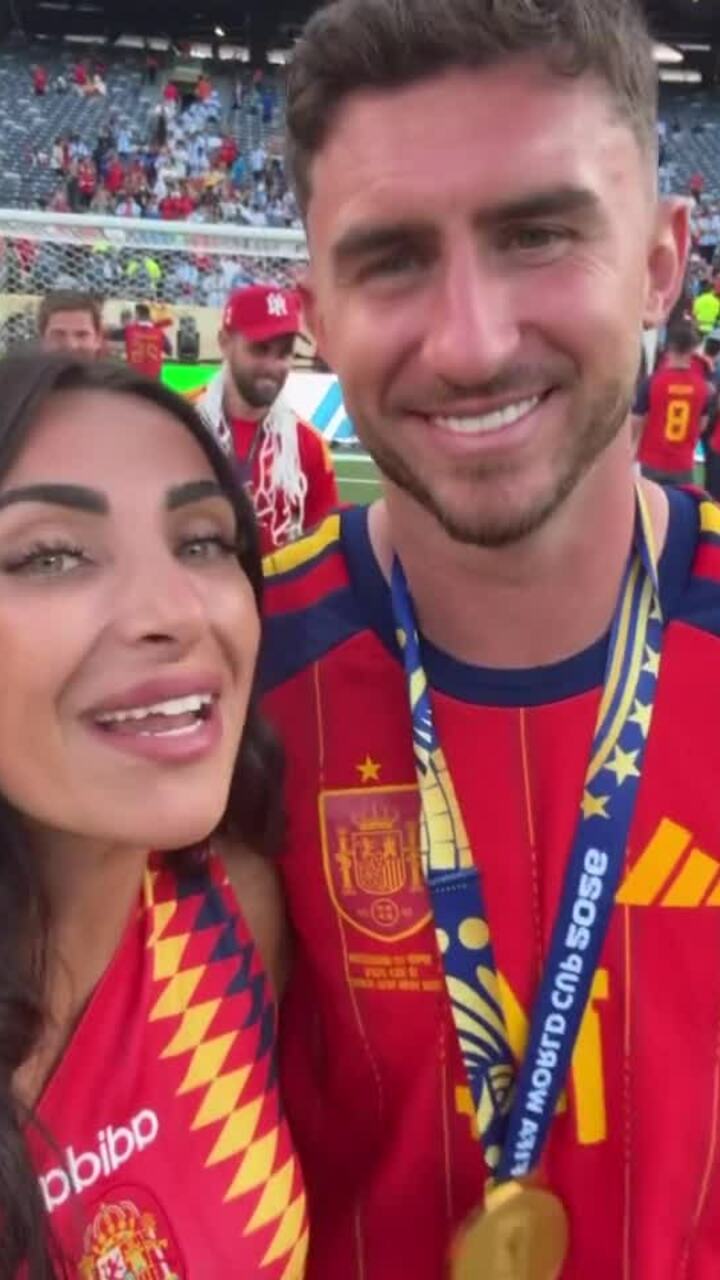 Vũ công Sara Botello ăn mừng vô địch World cup cùng chồng