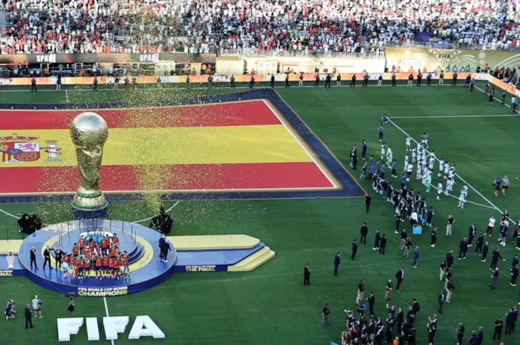 Các cầu thủ Argentina quay lưng khi Tây Ban Nha nâng Cup vô địch World Cup 2026 trên sân MetLife, New Jersey, Mỹ ngày 19/7/2026. Ảnh: EFE
