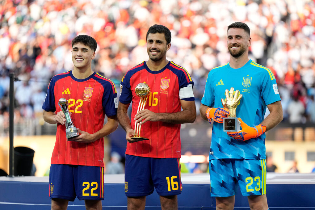 Cầu thủ trẻ hay nhất Pau Cubarsi, Quả Bóng Vàng Rodri và Thủ môn hay nhất Unai Simon tại World Cup 2026, sau khi cùng Tây Ban Nha thắng Argentina 1-0 ở chung kết World Cup 2026 trên sân MetLife, New Jersey, Mỹ ngày 19/7/2026. Ảnh: AP