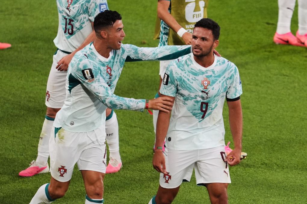 Goncalo Ramos (phải) được Cristiano Ronaldo chúc mừng sau khi ghi bàn trong trận Bồ Đào Nha gặp Croatia ở vòng 1/16 World Cup 2026 tại Toronto, ngày 2/7. Ảnh: AP