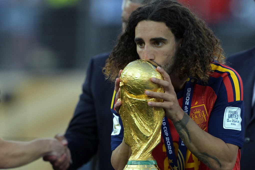 Marc Cucurella hôn Cup vàng sau khi cùng Tây Ban Nha thắng Argentina 1-0 ở chung kết World Cup 2026 trên sân MetLife, New Jersey, Mỹ ngày 19/7/2026. Ảnh: AFP
