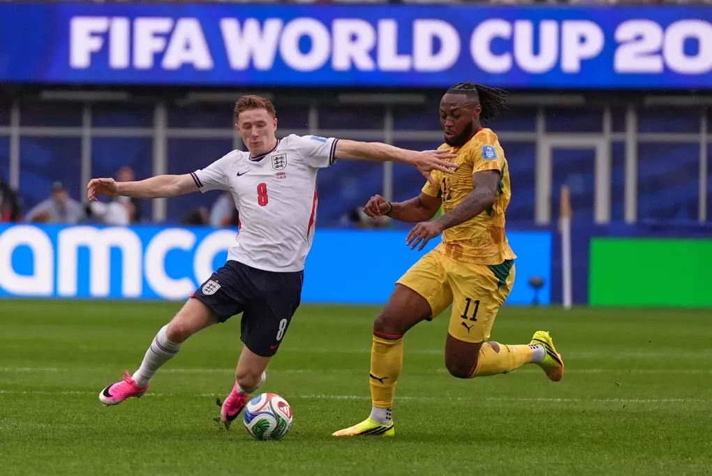 Elliot Anderson (trái) tranh bóng với Antoine Semenyo trong trận Anh hòa Ghana 0-0 ở bảng L World Cup 2026 trên sân Boston tại Foxborough, bang Massachusetts, ngày 23/6. Ảnh: AP