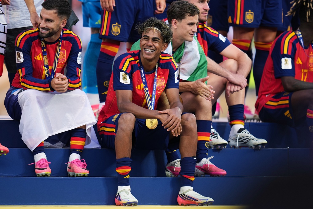 Tiền đạo Tây Ban Nha Lamine Yamal (19) mừng chức vô địch World Cup 2026 sau khi thắng Argentina 1-0 ở chung kết trên sân MetLife, New Jersey, Mỹ ngày 19/7/2026. Ảnh: AP
