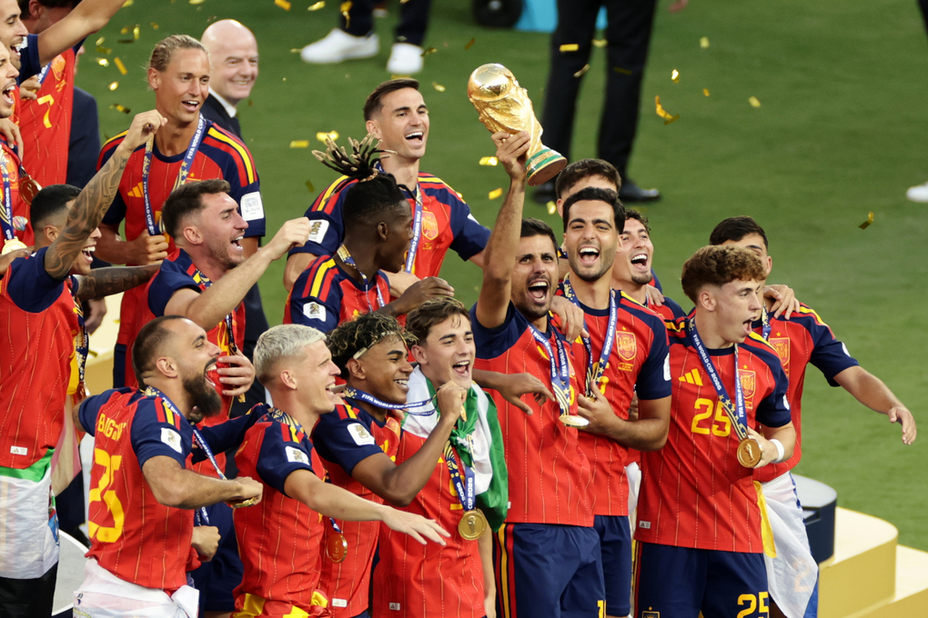 Tiền vệ Rodri (16) nâng Cup vàng sau khi cùng Tây Ban Nha thắng Argentina 1-0 ở chung kết World Cup 2026 trên sân MetLife, New Jersey, Mỹ ngày 19/7/2026. Ảnh: AP