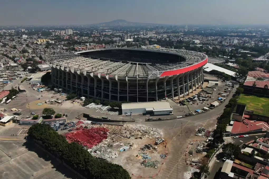 Sân vận động Azteca, Mexico, trong quá trình hoàn thiện trước kỳ World Cup, ngày 3/3. Ảnh: AP