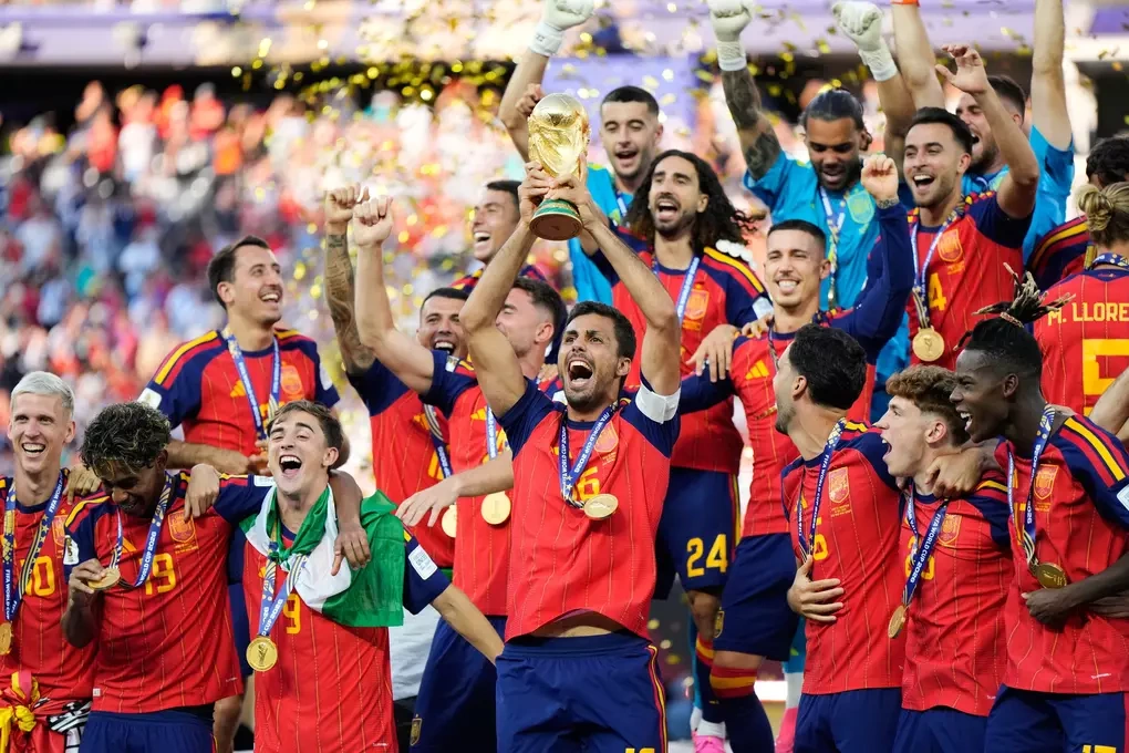 Đội trưởng Rodri nâng cao chiếc cup vô địch khi Tây Ban Nha mừng chiến thắng trước Argentina ở chung kết World Cup 2026 tại East Rutherford, bang New Jersey, Mỹ, ngày 19/7/2026. Ảnh: AP