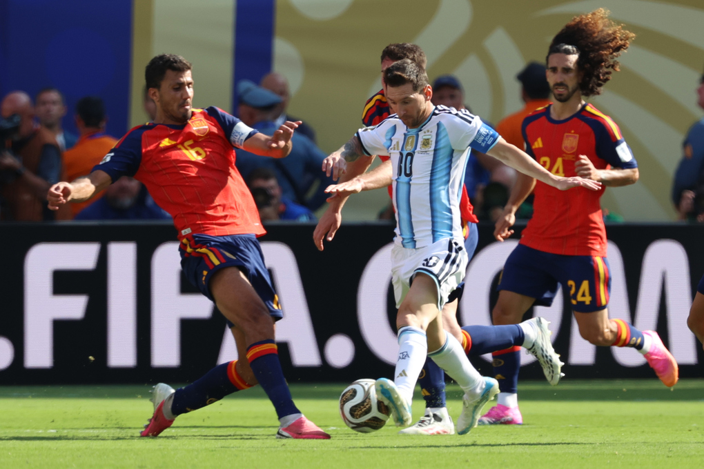Tiền vệ Rodri (trái) của Tây Ban Nha tranh chấp bóng với đội trưởng Lionel Messi của Argentina trong trận chung kết World Cup 2026 trên sân MetLife ở East Rutherford, bang New Jersey, gần New York, Mỹ ngày 19/7/2026. Ảnh: AP