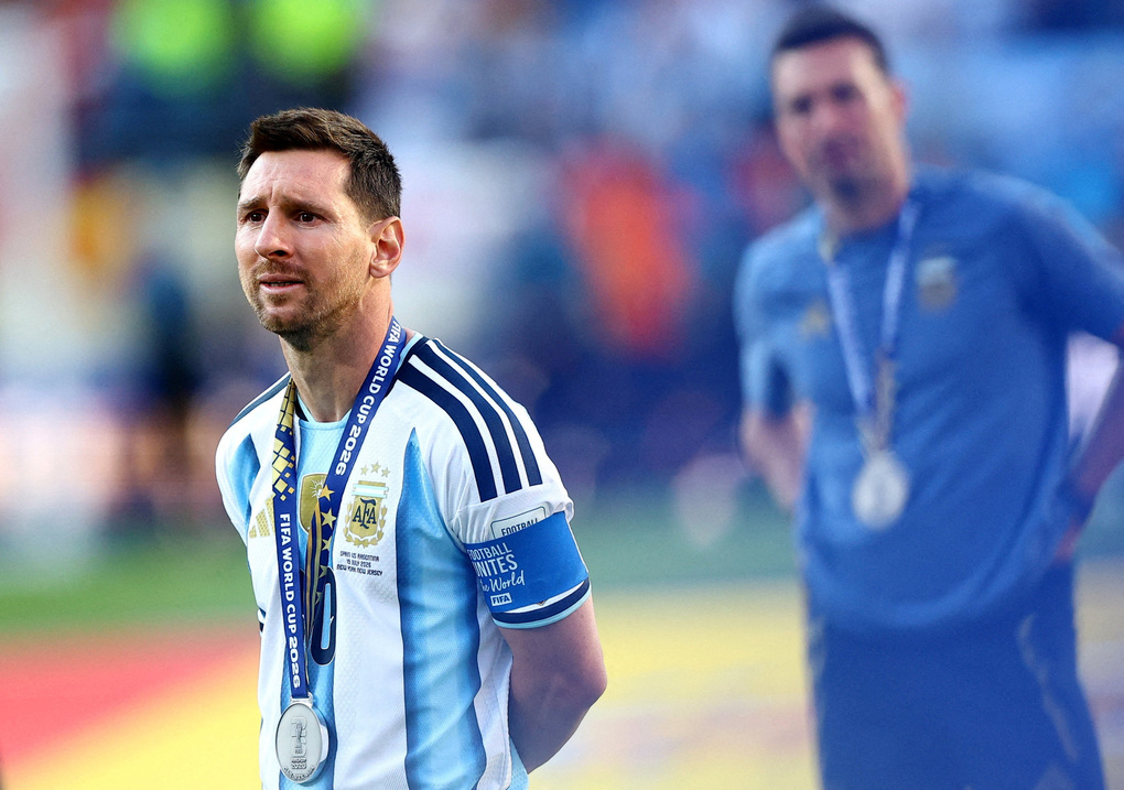 Tiền đạo Argentina Lionel Messi bật khóc, phía sau là HLV Lionel Scaloni, sau trận thua Tây Ban Nha 0-1 ở chung kết World Cup 2026 trên sân MetLife, New Jersey, Mỹ ngày 19/7/2026. Ảnh: AP