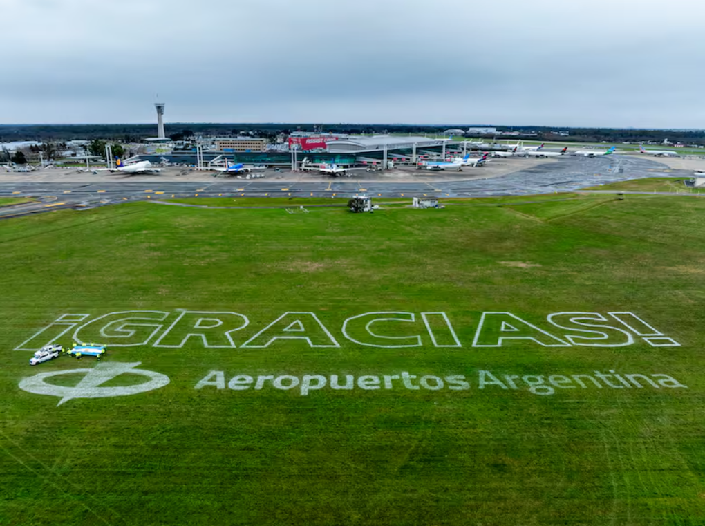 Thông điệp do Công ty Điều hành Hàng không Argentina (EANA) chuẩn bị để chào đón đội tuyển quốc gia Argentina tại sân bay Ezeiza. Ảnh: La Nacion