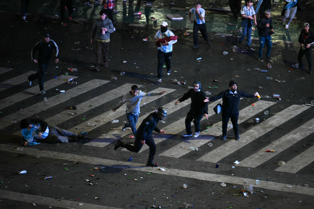 Người hâm mộ đụng độ với cảnh sát tại Buenos Aires ngày 19/7. Ảnh: AFP