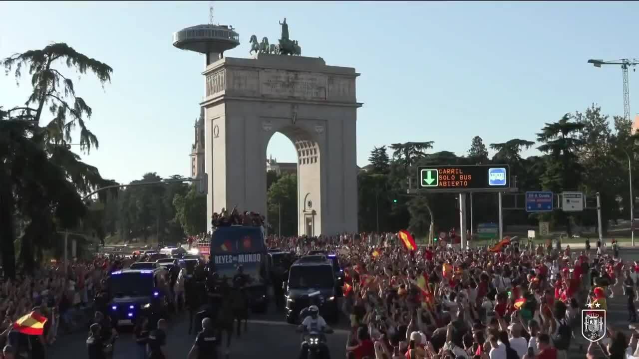 Hơn 2 triệu người nhuộm đỏ Madrid mừng Tây Ban Nha vô địch World Cup