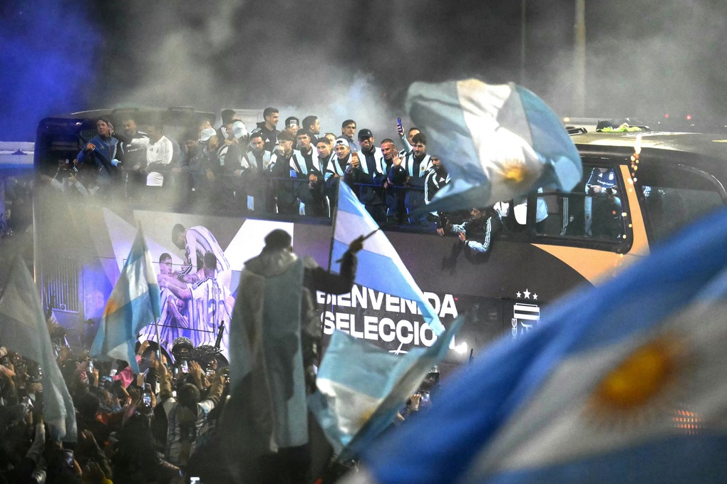 Xe chở đội tuyển Argentina di chuyển giữa sự chào đón của người hâm mộ tối 20/7. Ảnh: AFP