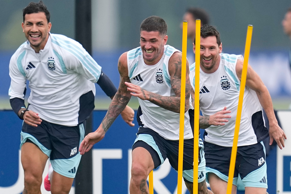 Tiền đạo Lionel Messi, tiền vệ Rodrigo De Paul và Leandro Paredes (từ phải sang) trong buổi tập của đội tuyển Argentina tại New York, New Jersey ngày 18/7/2026, một ngày trước chung kết World Cup 2026. Ảnh: AP