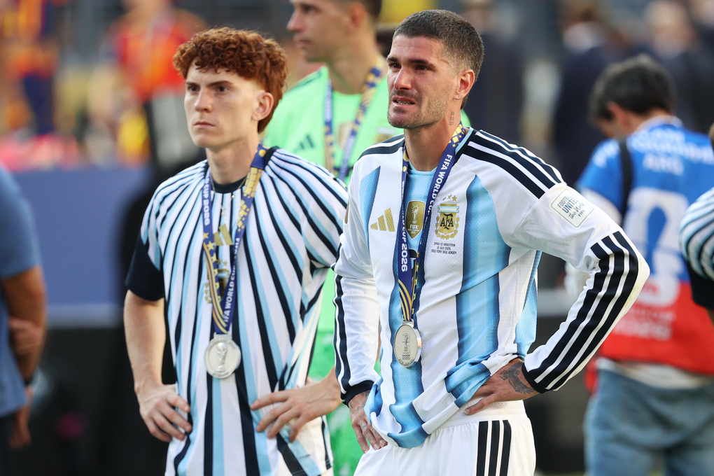 Tiền vệ Argentina Rodrigo De Paul (7) khóc sau khi thua Tây Ban Nha 0-1 ở chung kết World Cup 2026 trên sân MetLife, New Jersey, Mỹ ngày 19/7/2026. Ảnh: AP