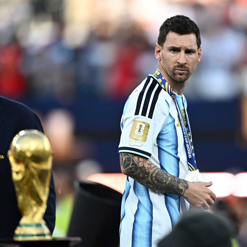 Tiền đạo Argentina Lionel Messi nhìn Cup vàng sau trận thua Tây Ban Nha 0-1 ở chung kết World Cup 2026 trên sân MetLife, New Jersey, Mỹ ngày 19/7/2026. Ảnh: AP