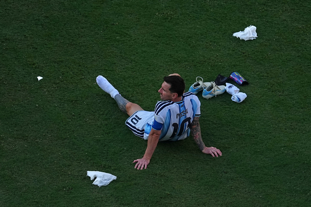 Messi ngồi thất thần sau trận Argentina thua Tây Ban Nha 0-1 ở chung kết World Cup 2026 trên sân MetLife, East Rutherford, bang New Jersey, Mỹ, ngày 19/7. Ảnh: AP