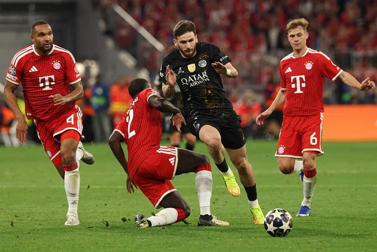 PSG (áo đen) xuất sắc vượt qua Bayern Munich