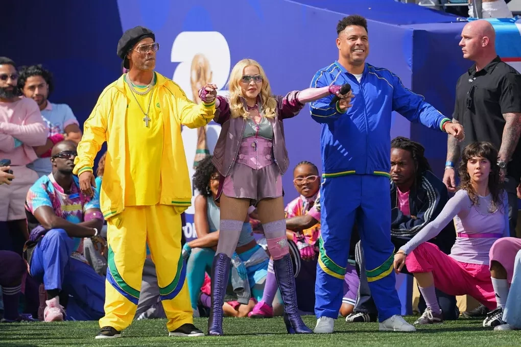 Từ trái sang: Ronaldinho, Madonna và Ronaldo tại chung kết World Cup. Ảnh: AP