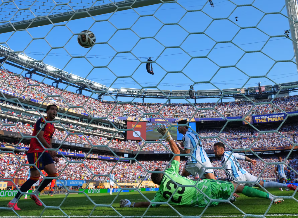 Góc nhìn từ sau lưới trong bàn thắng của Ferran Torres ở trận chung kết World Cup 2026 giữa Tây Ban Nha và Argentina trên sân MetLife, New Jersey, Mỹ ngày 19/7/2026. Ảnh: AP