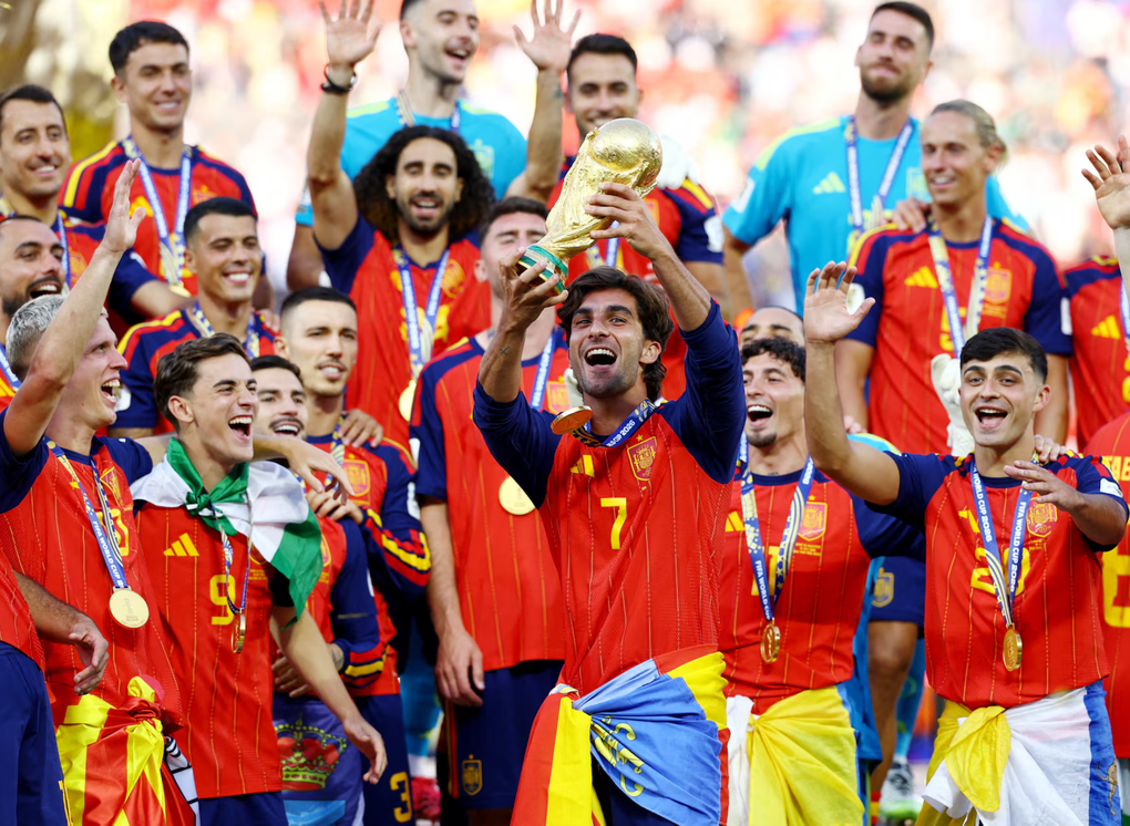 Ferran Torres nâng cao cúp vàng World Cup 2026 sau trận chung kết Tây Ban Nha – Argentina trên sân MetLife, New Jersey, Mỹ ngày 19/7/2026. Ảnh: Reuters