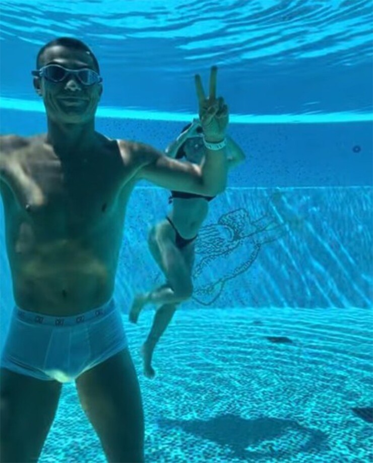Ronaldo thư giãn cùng Georgina trong kỳ nghỉ sau World Cup