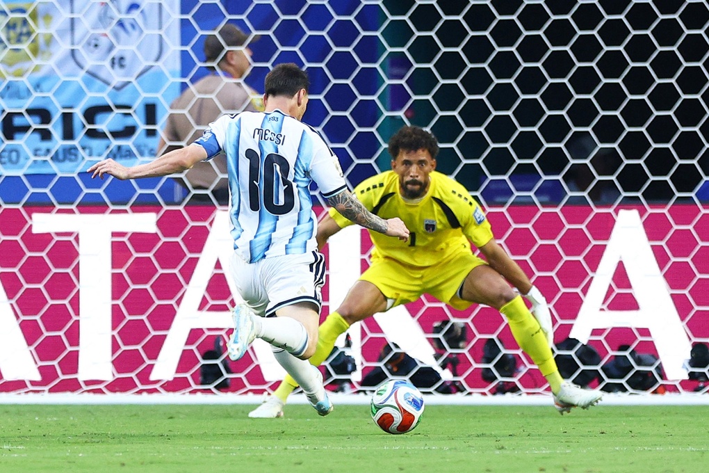Thủ môn Vozinha (1) của Cape Verde đối mặt với đội trưởng Lionel Messi (10) của Argentina trong trận vòng 1/16 World Cup 2026 tại Miami Gardens (bang Florida, Mỹ) ngày 3/7/2026. Ảnh: AP