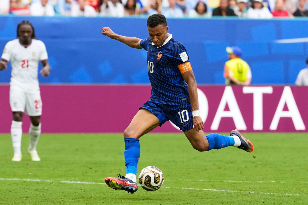 Tiền đạo Kylian Mbappe (10) ghi bàn thắng thứ ba cho tuyển Pháp trong trận tranh hạng ba World Cup 2026 gặp Anh tại Miami Gardens (bang Florida, Mỹ) ngày 18/7/2026. Ảnh: AP