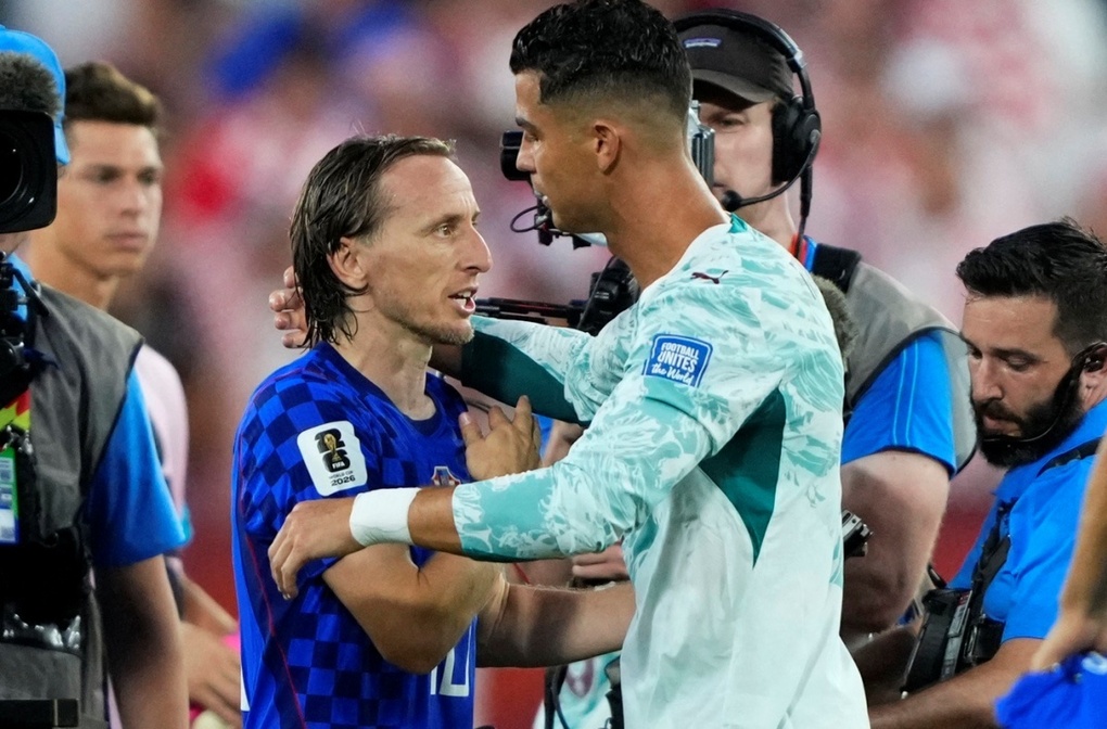 Luka Modric (trái) của Croatia và Cristiano Ronaldo của Bồ Đào Nha chào hỏi nhau sau trận đấu vòng 1/16 World Cup 2026 tại Toronto (Canada) ngày 2/7/2026. Ảnh: AP