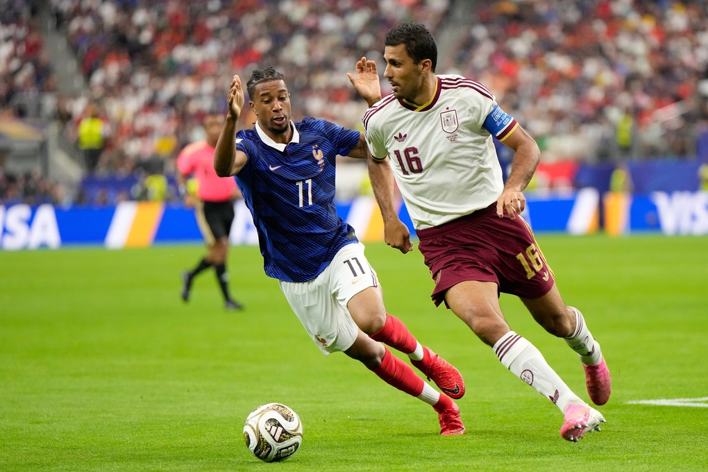Tiền vệ Michael Olise (trái) của Pháp tranh chấp bóng với Rodri của Tây Ban Nha trong trận bán kết World Cup 2026 trên sân AT&T, Arlington (bang Texas, gần Dallas, Mỹ) ngày 14/7/2026. Ảnh: AP