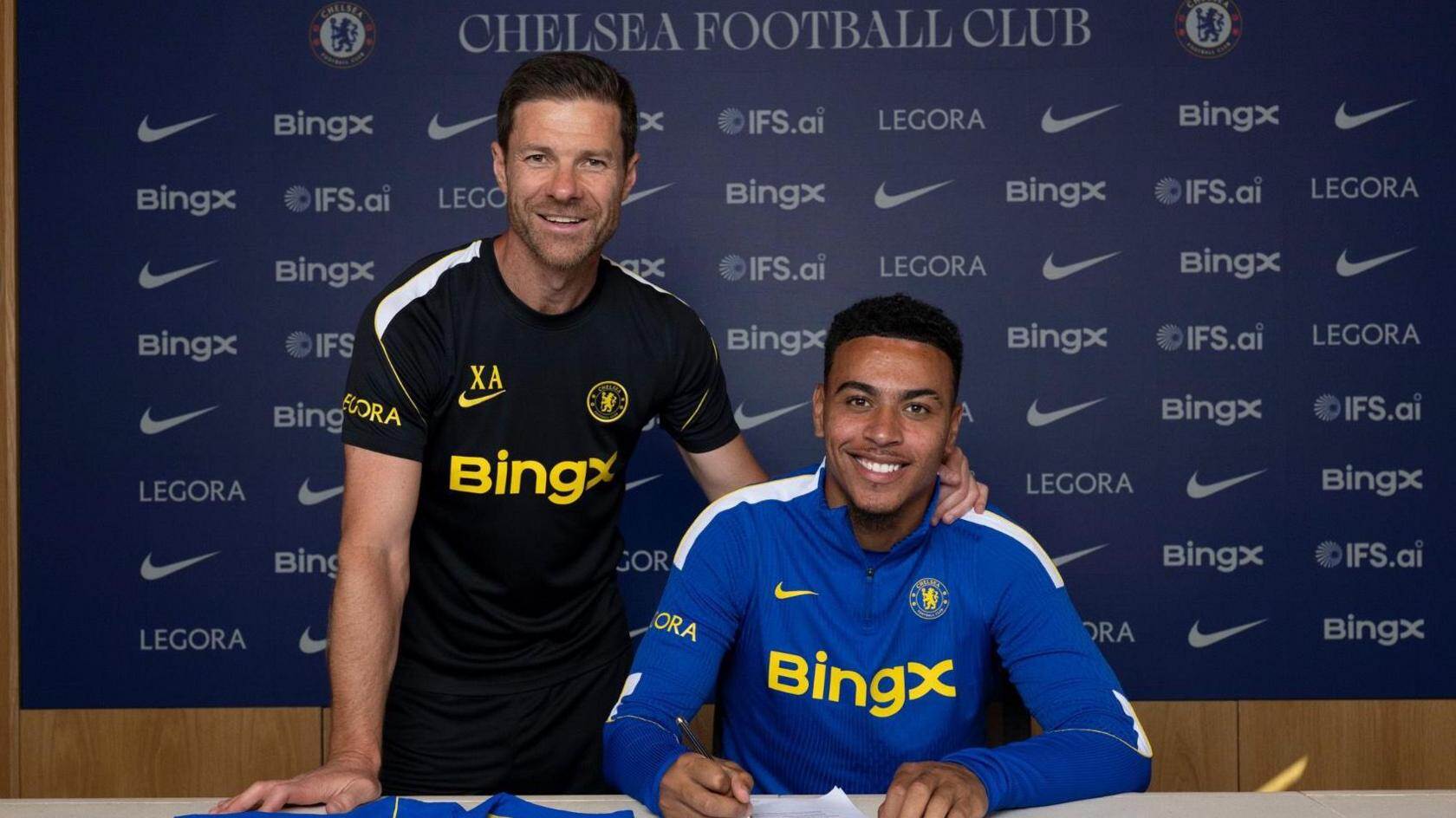 Chelsea mua Rogers với giá khủng