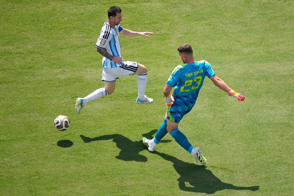 Thủ môn Unai Simon của Tây Ban Nha ngăn cản cơ hội của đội trưởng Lionel Messi (10) bên phía Argentina trong trận chung kết World Cup 2026 trên sân MetLife, East Rutherford (bang New Jersey, gần New York, Mỹ) ngày 19/7/2026. Ảnh: AP
