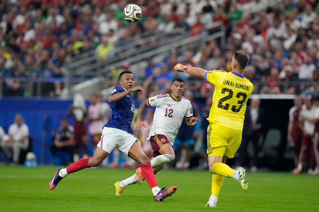 Thủ môn Unai Simon (23) của Tây Ban Nha lao ra tranh bóng với tiền đạo Kylian Mbappe (10) của Pháp trong sự áp sát của hậu vệ Pedro Porro (12) ở trận bán kết World Cup 2026 trên sân AT&T, Arlington (bang Texas, gần Dallas, Mỹ) ngày 14/7/2026. Ảnh: AP