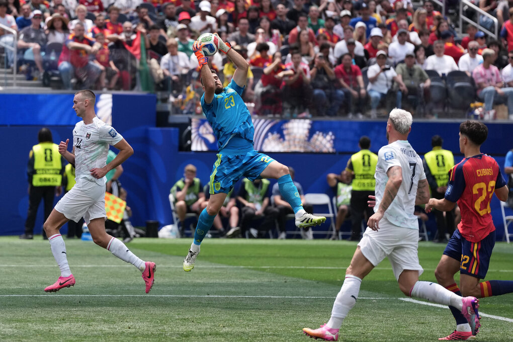 Unai Simon (áo xanh) bắt bóng trong trận Tây Ban Nha thắng Áo 3-0 ở vòng 1/16 World Cup 2026 trên sân SoFi, Los Angeles, Mỹ ngày 2/7/2026. Ảnh: AP