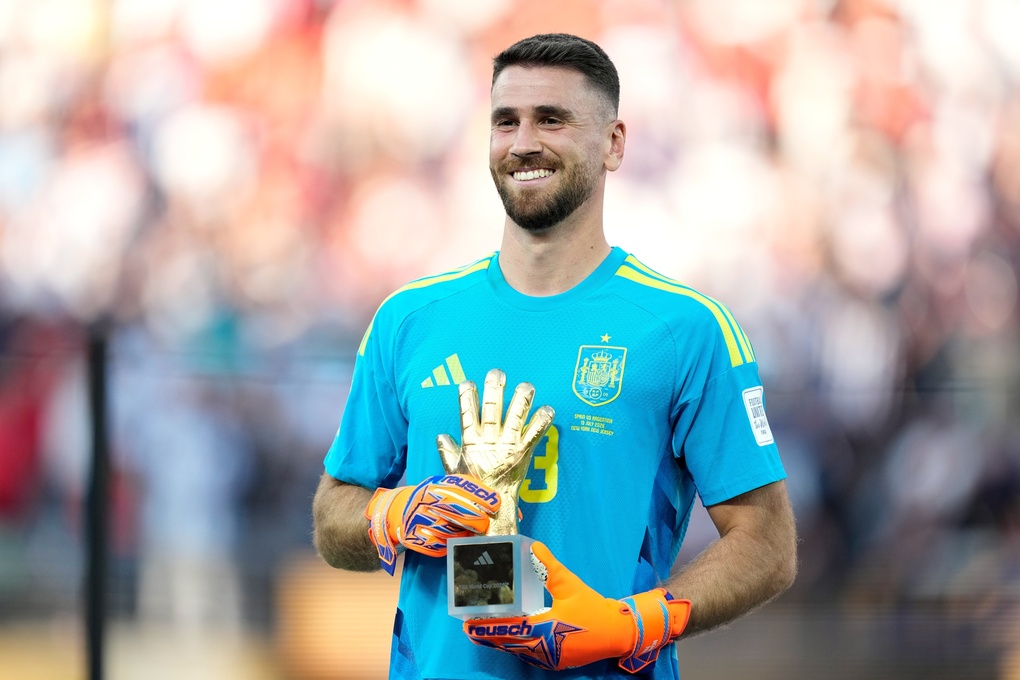 Thủ môn Unai Simon của Tây Ban Nha tạo dáng cùng danh hiệu Thủ môn hay nhất World Cup 2026 sau trận thắng Argentina ở chung kết trên sân MetLife, East Rutherford (bang New Jersey, gần New York, Mỹ) ngày 19/7/2026. Ảnh: AP