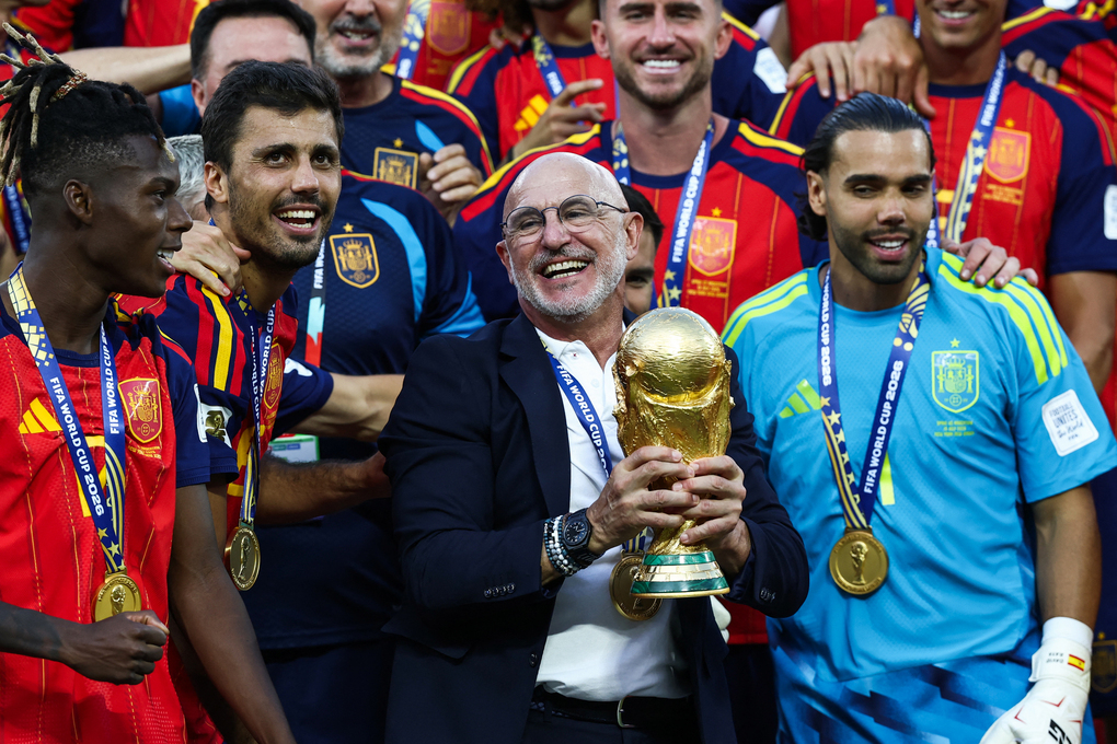 Huấn luyện viên trưởng đội tuyển bóng đá Tây Ban Nha De la Fuente cầm cúp vàng vô địch World Cup cùng các học trò trên sân vận động New York New Jersey tại East Rutherford ngày 19/7. Ảnh: AFP