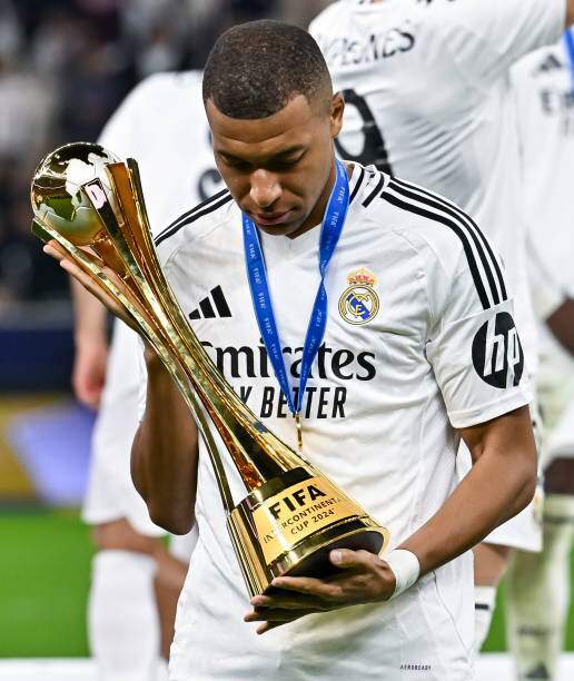 Những lần nhận cúp như thế này của Mbappe đã trở nên hiếm đi từ lúc anh chuyển sang Real Madrid