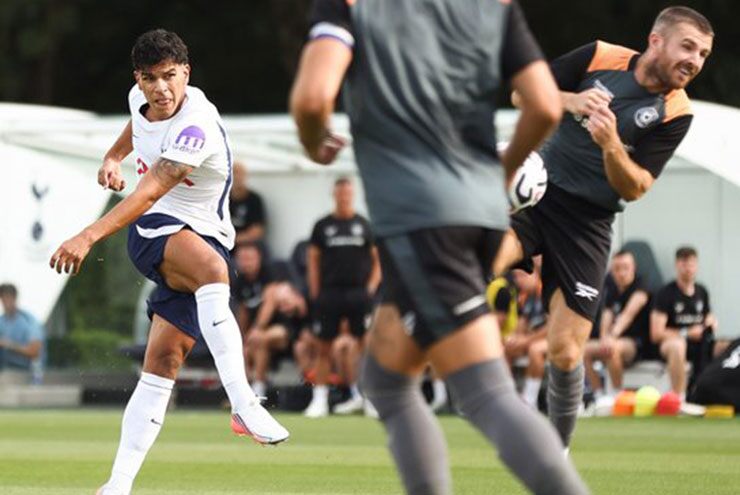 Mateus Fernandes bắt vô-lê rất căng đưa Tottenham dẫn bàn chỉ sau 3 phút