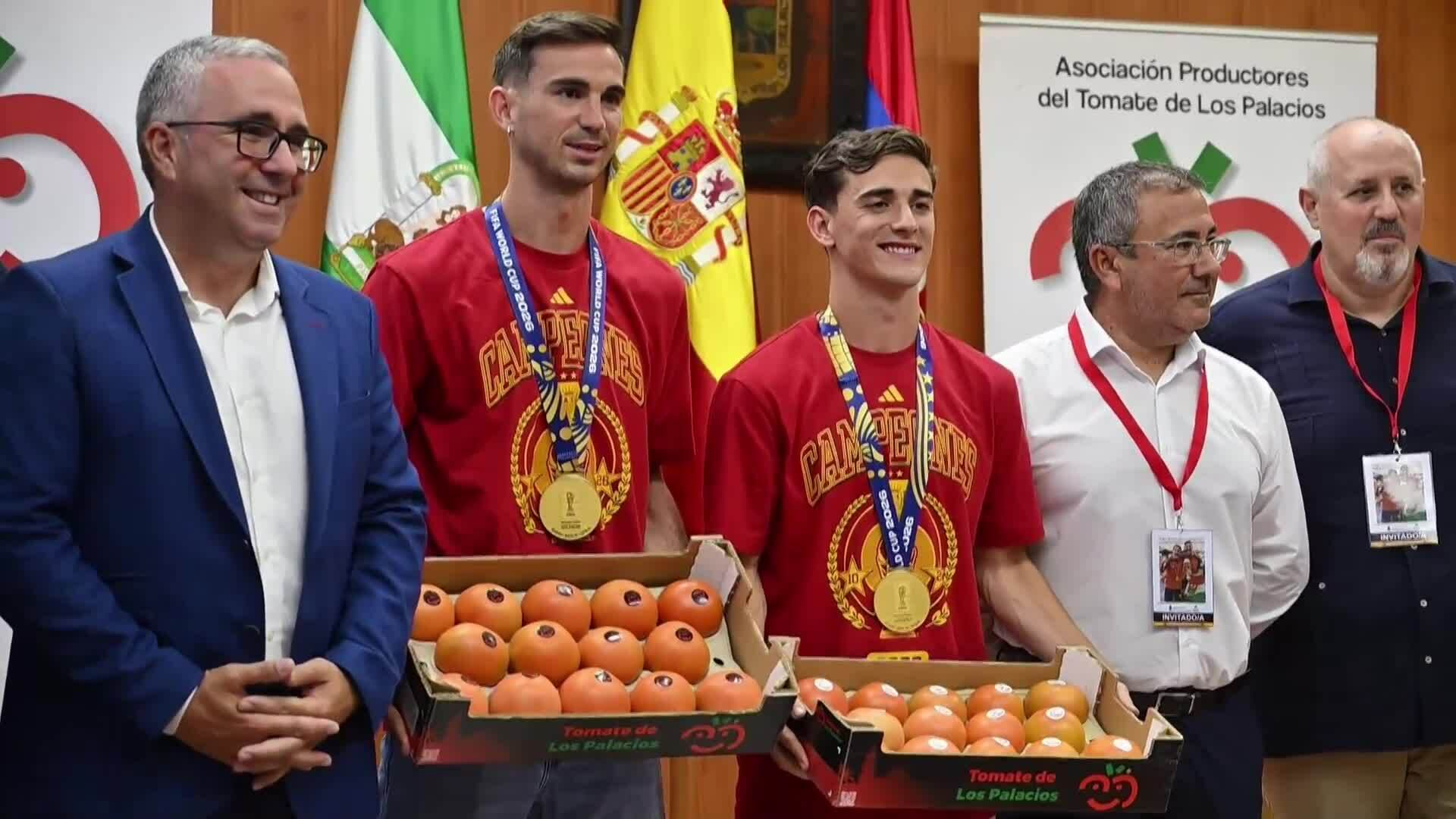 Tuyển thủ Tây Ban Nha được thưởng cà chua nhờ vô địch World Cup