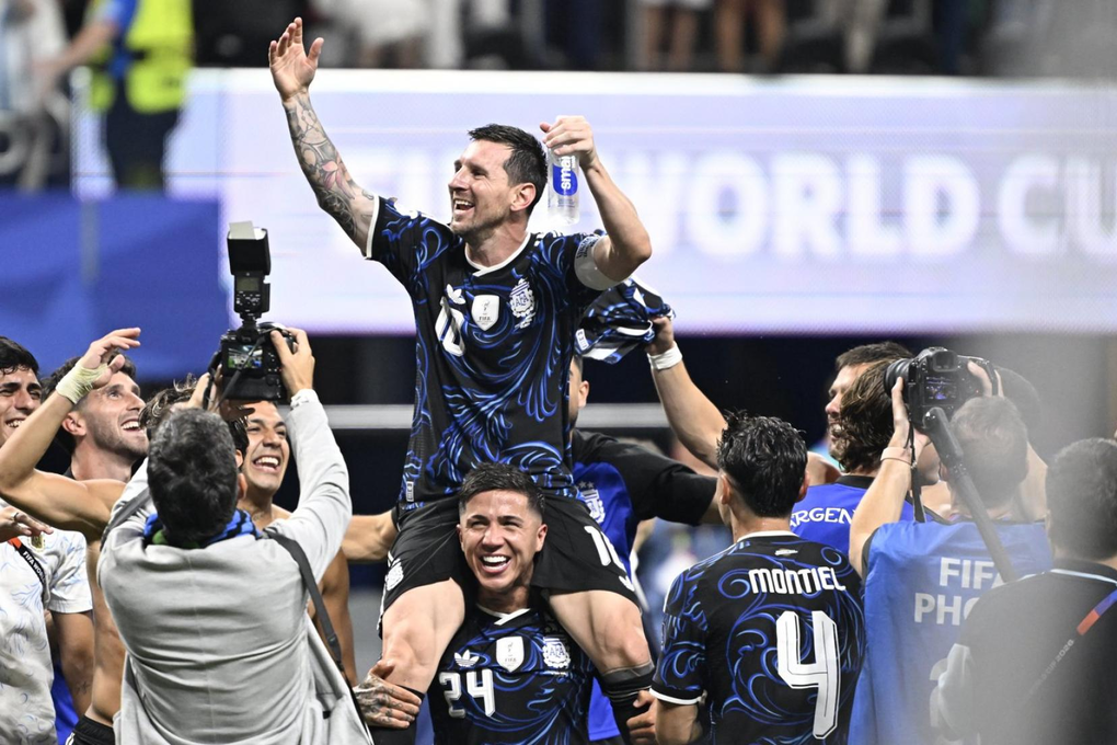 Lionel Messi được Enzo Fernandez cõng trên lưng sau trận Argentina thắng Anh 2-1 ở bán kết World Cup 2026 trên sân Atlanta, Mỹ ngày 15/7/2026. Ảnh: L’Équipe