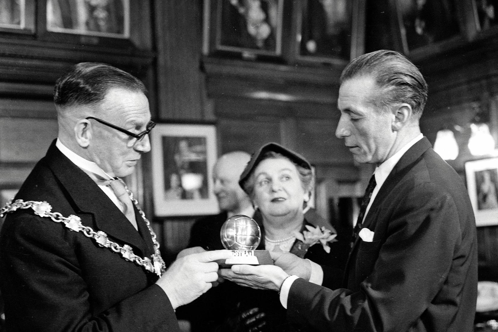 Stanley Matthews (phải) nhận Quả Bóng Vàng 1956 ở Tòa Thị chính ở Blackpool, Anh vào ngày 6/2/1957. Ảnh: L’Équipe