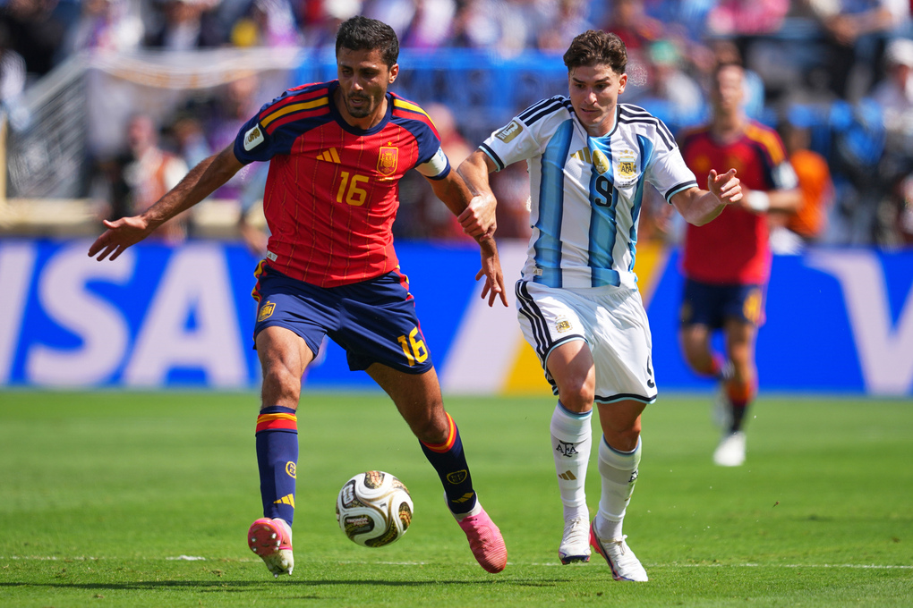 Rodri (trái) dẫn bóng trong trận Tây Ban Nha thắng Argentina 1-0 ở chung kết World Cup 2026 trên sân MetLife, New Jersey, Mỹ ngày 19/7/2026. Ảnh: AP
