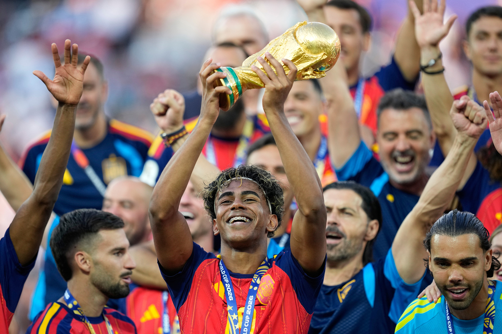 Tiền đạo Lamine Yamal nâng Cup vàng sau khi cùng Tây Ban Nha thắng Argentina 1-0 ở chung kết World Cup 2026 trên sân MetLife, New Jersey, Mỹ ngày 19/7/2026. Ảnh: AP