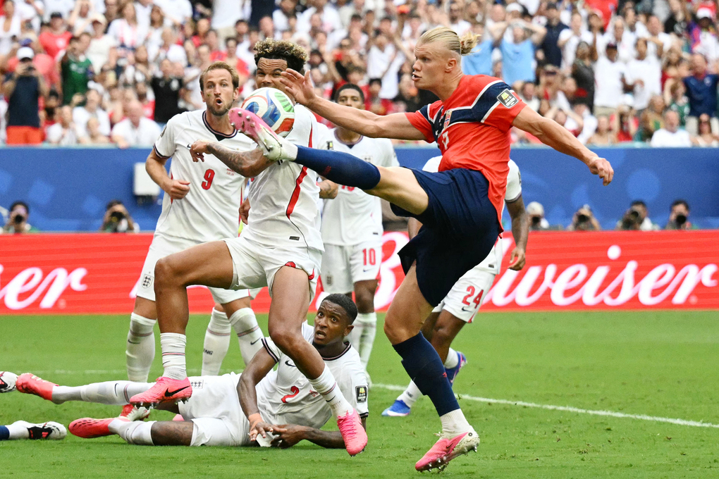Tiền đạo Erling Haaland dứt điểm trong trận Na Uy thua Anh 1-2 ở tứ kết World Cup 2026 trên sân Miami, Miami Garden ngày 11/7/2026. Ảnh: AFP