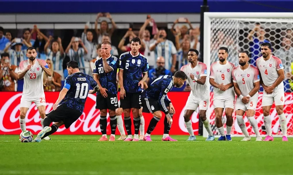 Lionel Messi (thứ hai từ trái) ghi bàn thứ ba cho Argentina từ cú đá phạt trong trận gặp Jordan ở bảng J World Cup, tại Arlington, Texas, gần Dallas, ngày 27/6/2026. Ảnh: AP