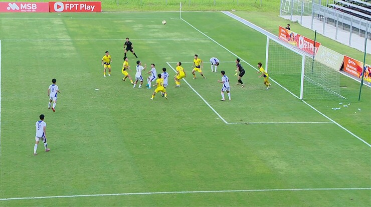 Văn Nam bên phía U21 SLNA thực hiện không thành công quả 11m