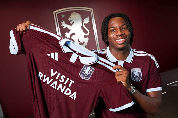 Johan Manzambi ra mắt Aston Villa, sau khi ghi 3 bàn &amp; 2 kiến tạo cho Thụy Sĩ ở World Cup, lẫn đoạt giải Cầu thủ trẻ hay nhất Europa League 2025/26