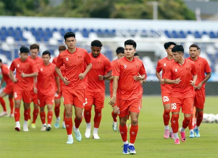 ĐT Việt Nam thiệt quân trước trận mở màn AFF Cup, HLV Kim Sang Sik vẫn cười tươi - 2
