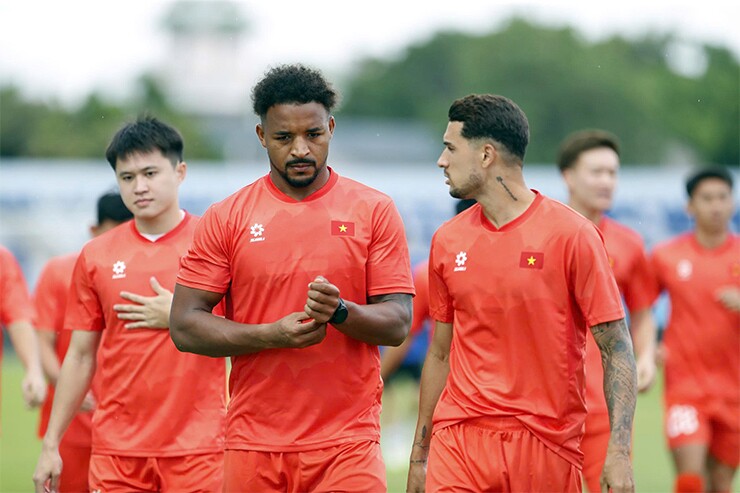 ĐT Việt Nam thiệt quân trước trận mở màn AFF Cup, HLV Kim Sang Sik vẫn cười tươi - 4
