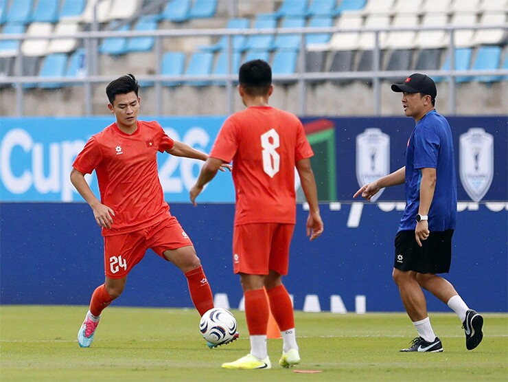 ĐT Việt Nam thiệt quân trước trận mở màn AFF Cup, HLV Kim Sang Sik vẫn cười tươi - 8