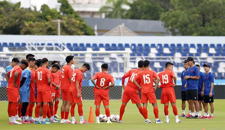 17h chiều ngày 23/7, thầy trò HLV Kim Sang Sik đã có buổi tập làm quen sân vận động Chonburi, nơi tổ chức trận đấu mở màn bảng A của AFF Cup 2026 giữa Timor Leste và ĐT Việt Nam (20h30 ngày 24/7).